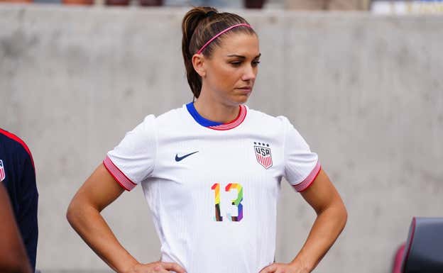 Alex Morgan esperando para entrar al campo.  REUTERS