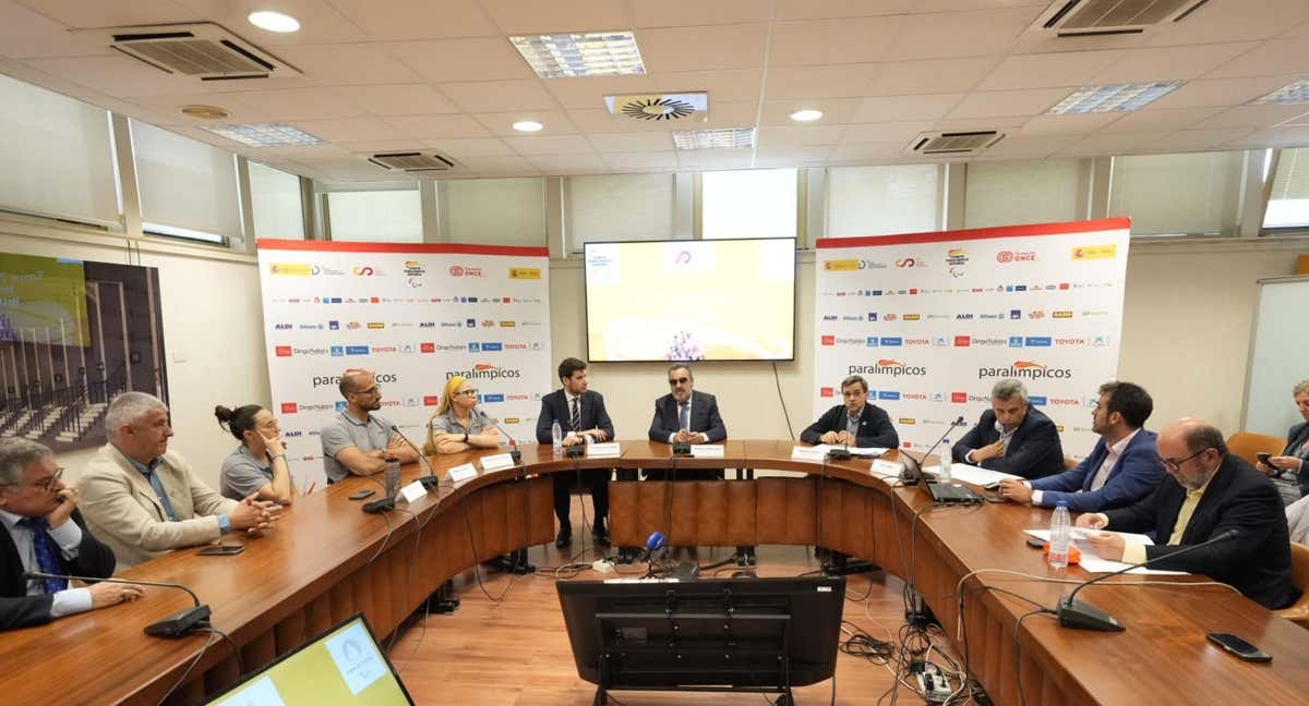 Miguel Carballeda y el resto de representantes del Comité Paralímpico Español durante la lista de París 2024.