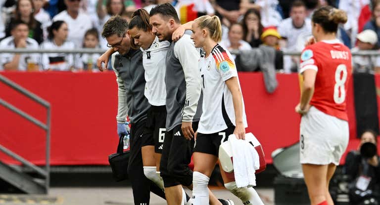 Lena Oberdorf saliendo del campo lesionada.