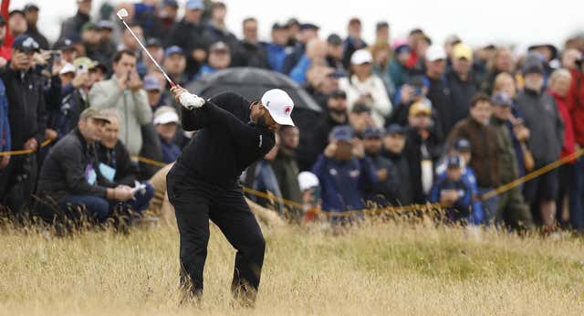 Jon Rahm  sufre el primer día en el Open Británico, pero mantiene (casi) todas sus opciones: «Es como un huracán»