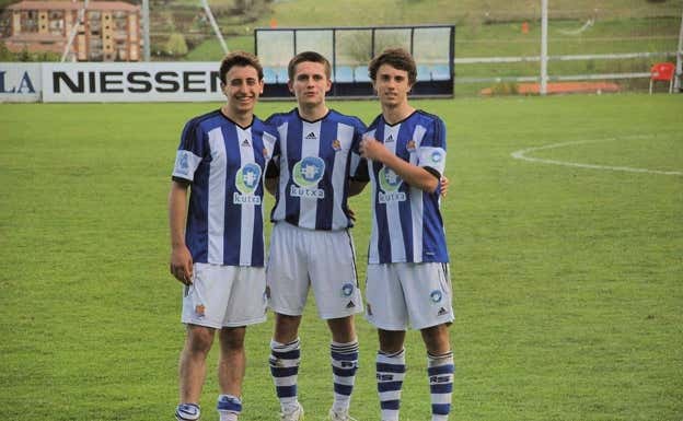 Mikel Oyarzabal junto a Joseba Orbegozo y Ander Guevara, en la Real Sociedad.  RELEVO