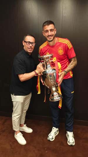 Joselu posa con la Eurocopa junto a José Redondo.  INSTAGRAM