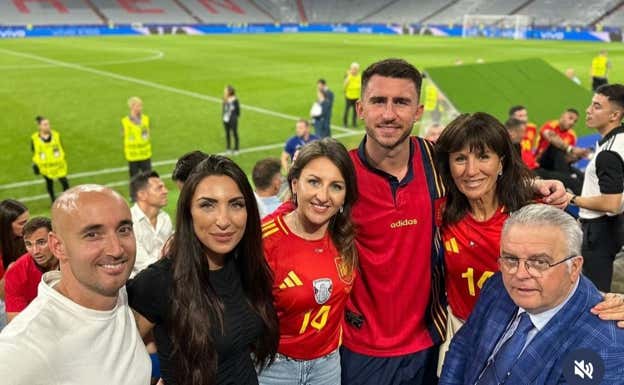 Laporte, junto a su familia y su representante Kepa Cabareda (derecha de la foto).  INSTAGRAM