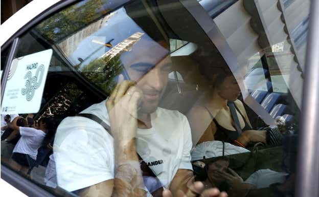 Mikel Merino habla por teléfono en un taxi en Madrid, tras aterrizar de la Eurocopa.  EP