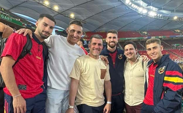 Álex Baena, junto a su representante Xavi Giménez (a su izquierda) y su otro representante y director de CAA Stellar Spain, Luis Alonso (centro).  INSTAGRAM