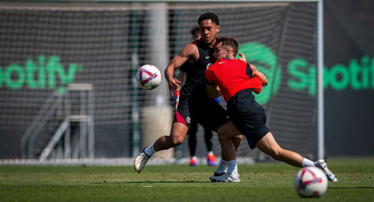 Vitor Roque en un entrenamiento con Marc Casadó.