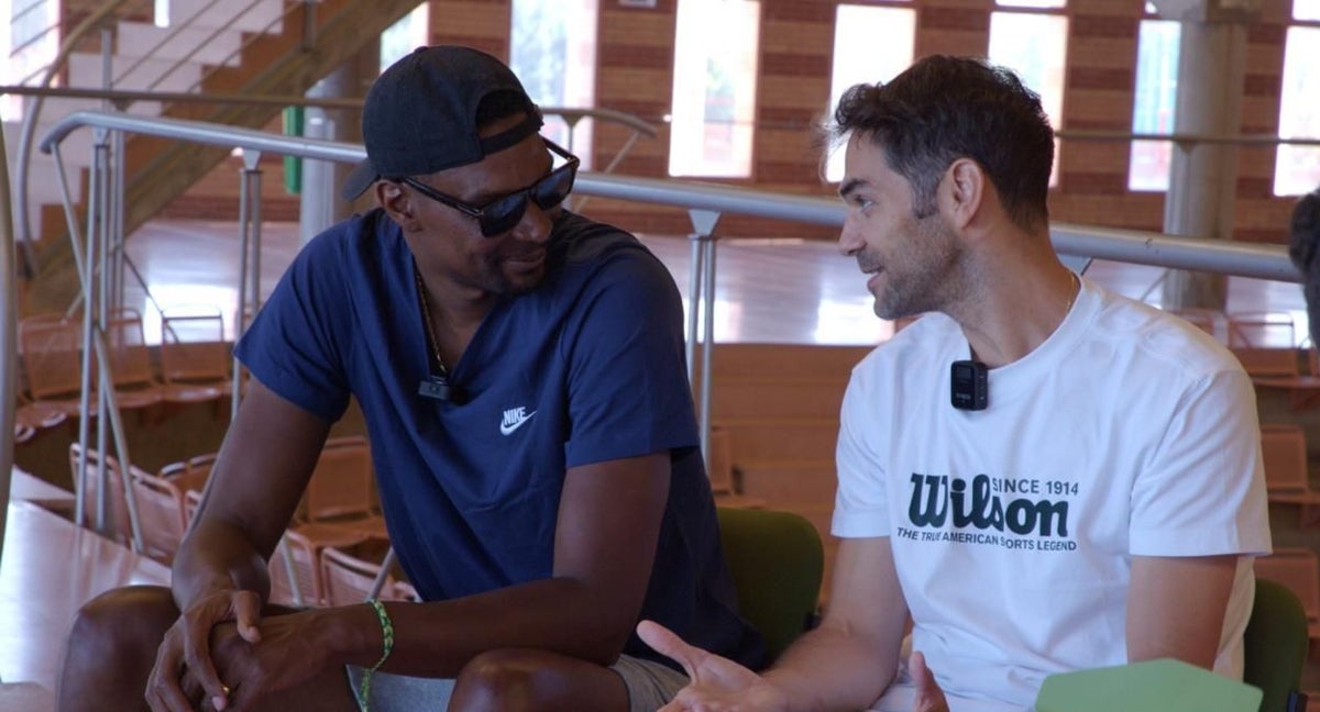 Chris Bosh junto a José Manuel Calderón en el campus del extremeño.