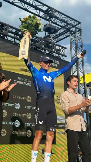 Enric Mas recoge el premio de la combatividad de la 20ª etapa. MOVISTAR TEAM