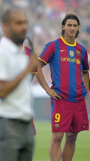 Ibra escucha a Guardiola unos días antes de abandonar Barcelona. AFP