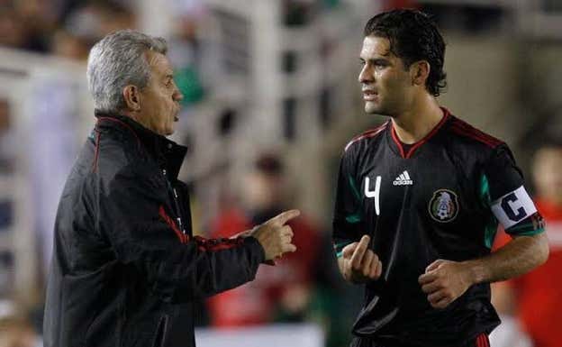 Javier Aguirre entrenó a Rafa Márquez en una de sus dos anteriores etapas al frente de la selección.  X