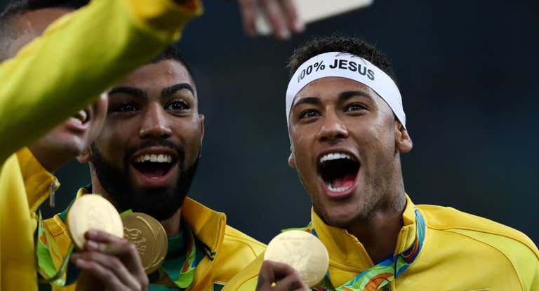 Neymar celebra la medalla de oro en los Juegos de 2016.