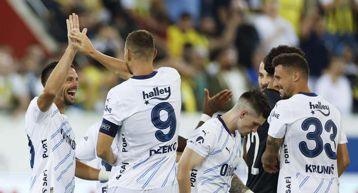 Los jugadores del Fenerbahçe celebran el triunfo contra el Lugano./EFE