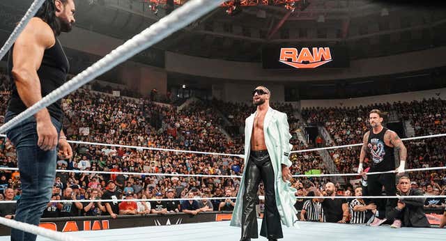 Seth Rollins será el árbitro especial del duelo entre CM Punk y McIntyre en SummerSlam
