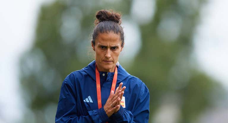 Montse Tomé, seleccionadora española, durante un entrenamiento de España en Nantes antes de su debut en los Juegos Olímpicos.