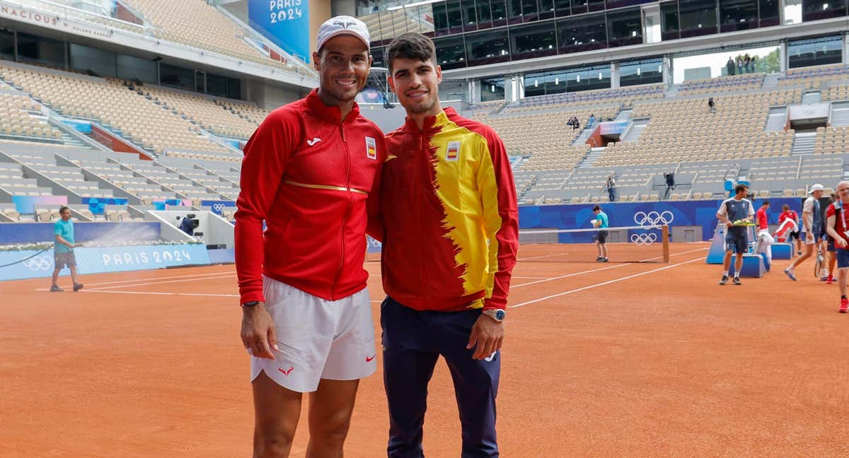 Alcaraz y Nadal posan durante un entrenamiento./EFE/Lavandeira