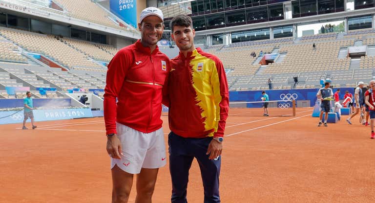 Alcaraz y Nadal posan durante un entrenamiento.