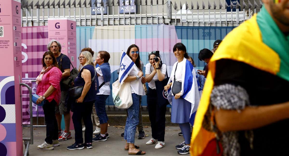 Tres mujeres con banderas de Israel en el Parque de los Príncipes./REUTERS