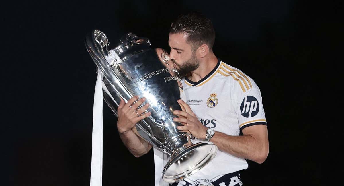 Nacho besando la 15ª Champions del Real Madrid.