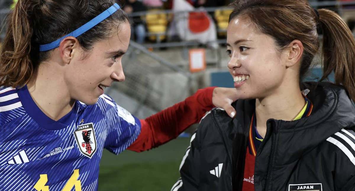 Aitana Bonmatí, jugadora de la Selección, charla con una jugadora de Japón tras la derrota de España en el Mundial. /UEFA