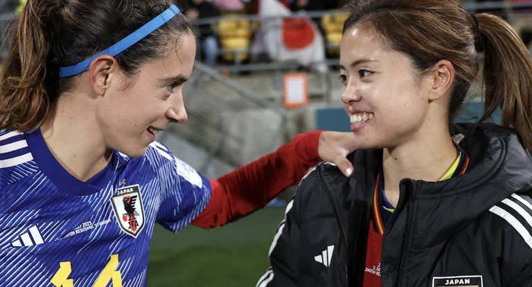 Aitana Bonmatí, jugadora de la Selección, charla con una jugadora de Japón tras la derrota de España en el Mundial.