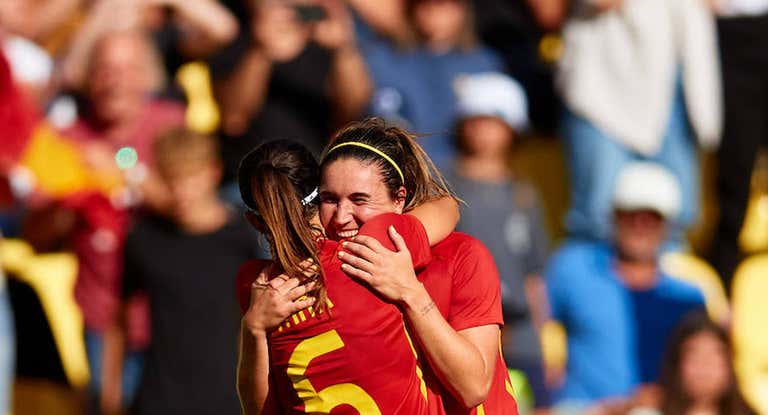 Mariona abraza a Aitana en la celebración de unos de los dos goles que España marcó ante Japón.