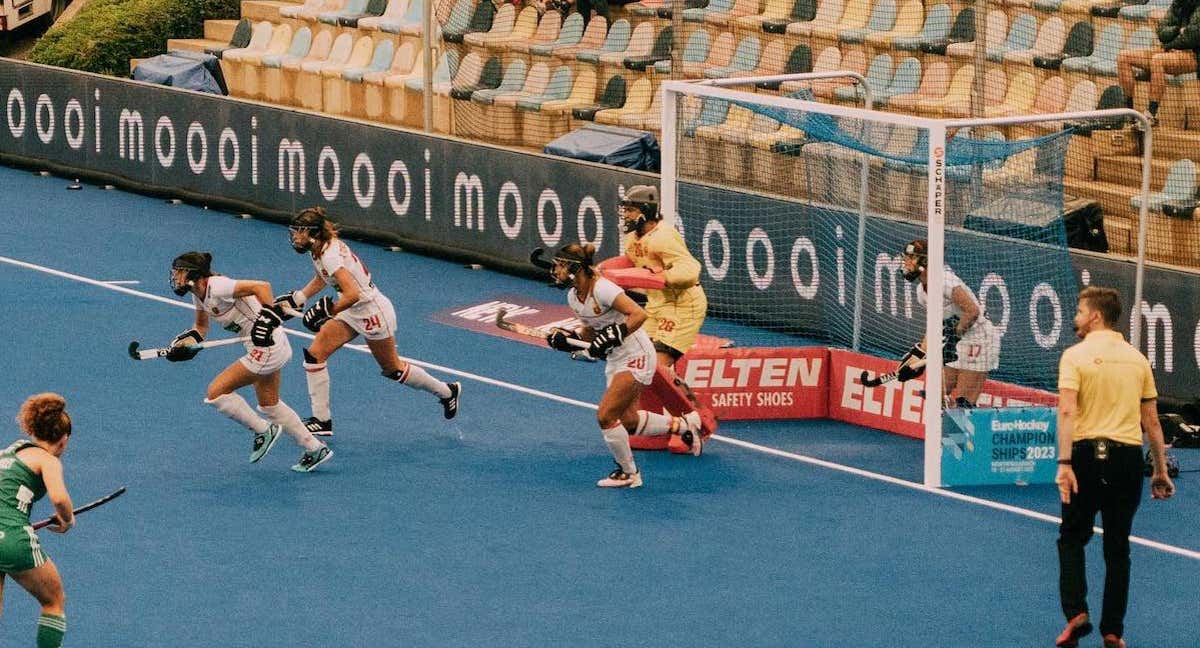 Imagen de un penalti córner durante un partido de hockey.