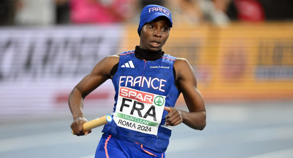 Sounkamba Sylla, corriendo con gorra./AFP