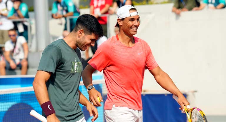 Alcaraz y Nadal sonríen durante el entrenamiento de este viernes en París