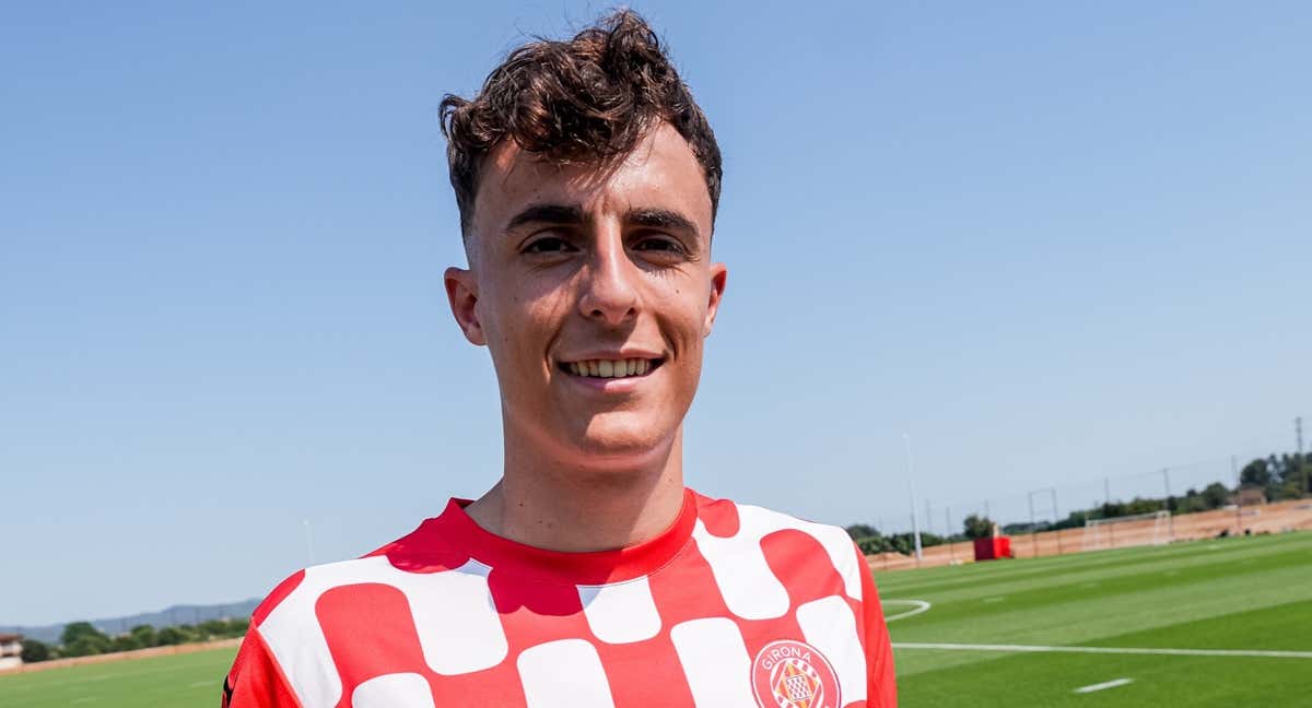 Alejandro Francés posando con la camiseta del Girona. /GIRONA FC