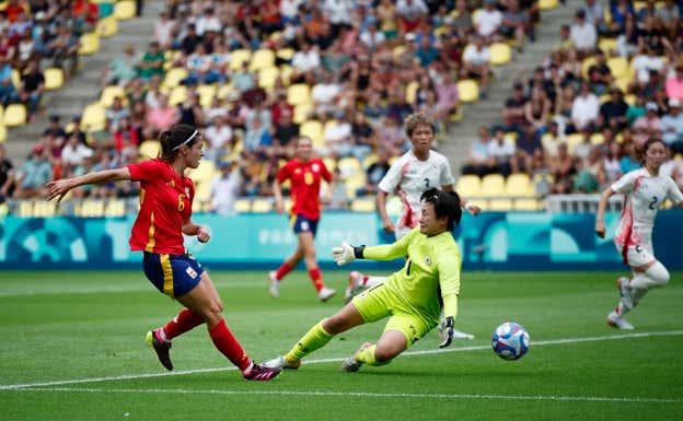 Aitana Bonmatí marcando su gol contra Japón.  REUTERS