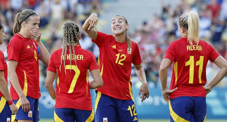 Las jugadoras españolas Irene Paredes, Athenea del Castillo, Patri Guijarro y Alexia Putellas durante el partido de la fase de grupos de los Juegos Olímpicos que España y Japón disputan este jueves en el Estadio de la Beaujoire de Nantes (Francia).