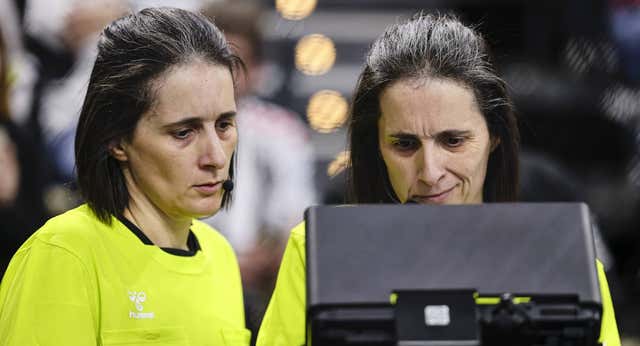 El debut de los ‘Hispanos’ visibiliza a las gemelas Bonaventura, las árbitras que rompen moldes en el deporte mundial