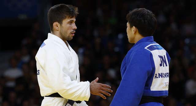 Un rival de Fran Garrigós se niega a saludarle y se va del combate entre pitos