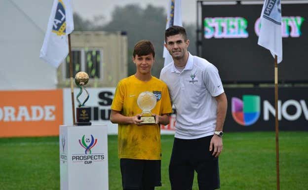 Pulisic le entrega el premio a mejor portero a Kochen.