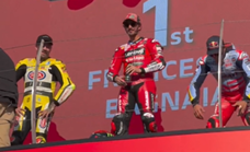 Bagnaia gana y Márquez saca al caníbal y termina tercero con Bulega como víctima