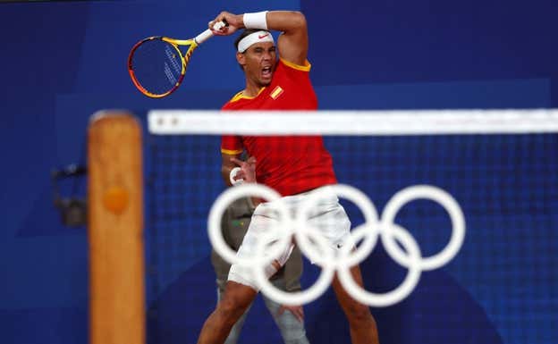 Nadal ejecuta un golpe en su partido de dobles. Efe