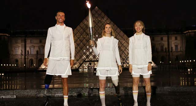 Tres paralímpicos franceses portaron la antorcha olímpica en la inauguración de París 2024