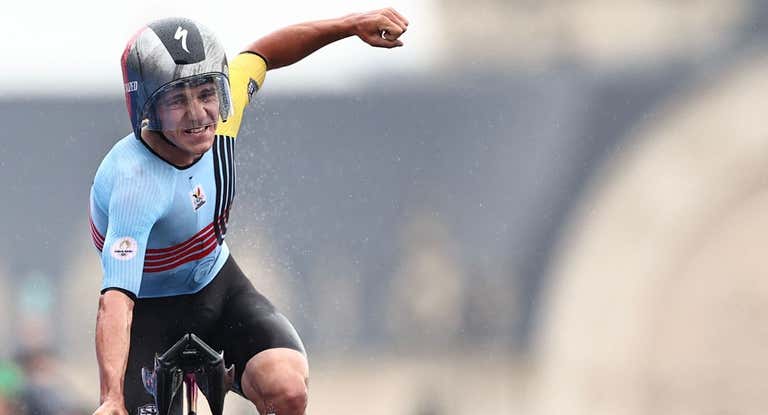 Remco Evenepoel celebra su victoria en la contrarreloj de París.