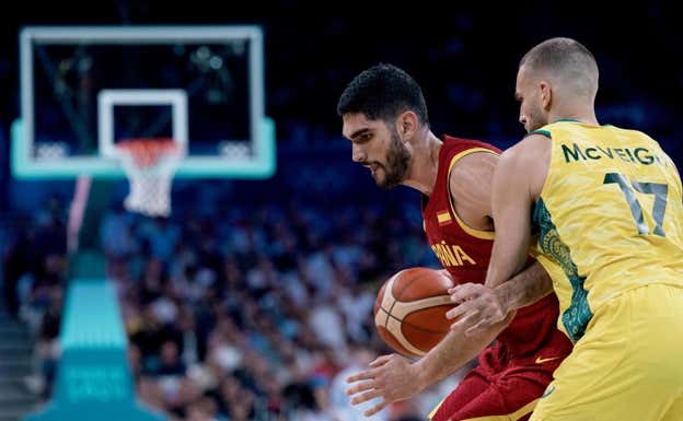 Santi Aldama durante un partido con la Selección española. EFE