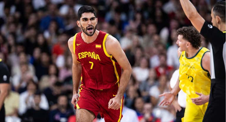 Santi Aldama durante un partido en París 2024.