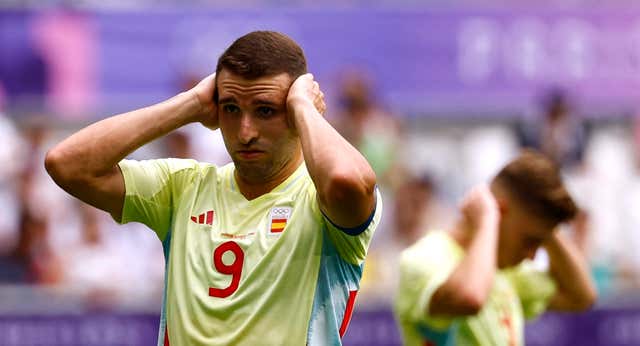 Por qué cambia el escudo de la camiseta de España en fútbol de los Juegos Olímpicos