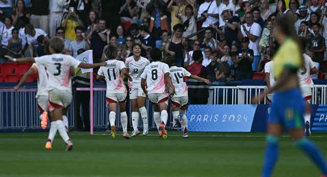 Japón remonta a Brasil con dos goles en el añadido