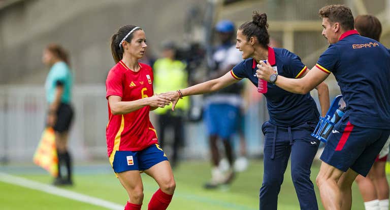Aitana Bonmatí y Montse Tomé, durante el partido ante Japón.