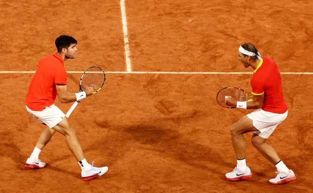 Alcaraz y Nadal, durante su primer dobles en París.  Reuters