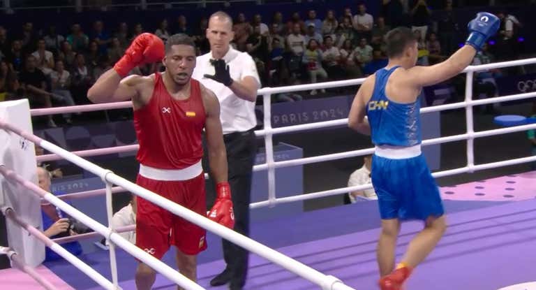 Enmanuel Reyes Pla y Xuezhen Han, tras su combate en los octavos de final del torneo olímpico de París 2024.
