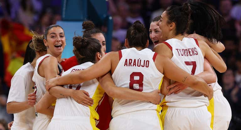 La Selección femenina de baloncesto celebra la victoria contra China en París 2024.
