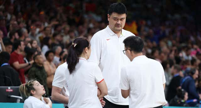 ¿Qué hacía Yao Ming en el banquillo de China durante el partido ante España?