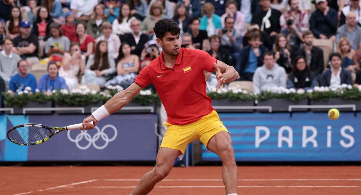 Carlos Alcaraz tuvo un buen debut en los Juegos Olímpicos y quiere avanzar hasta la medalla de oro. /REUTERS