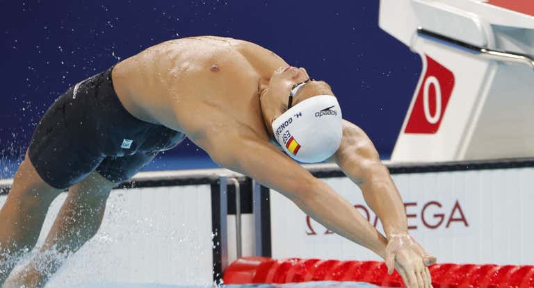 Hugo González participa en la final de 100 metros espalda de los Juegos Olímpicos 2024.