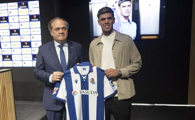 Aperribay y Javi López posan con la camiseta realista. EFE